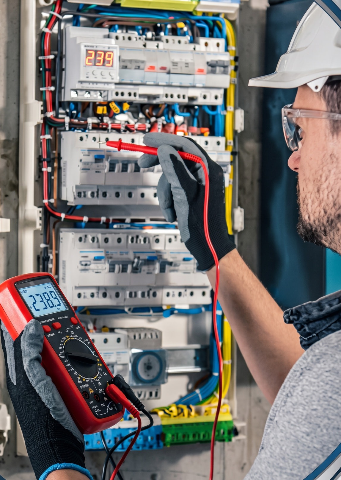 Eletricista trabalhando em quadro elétrico